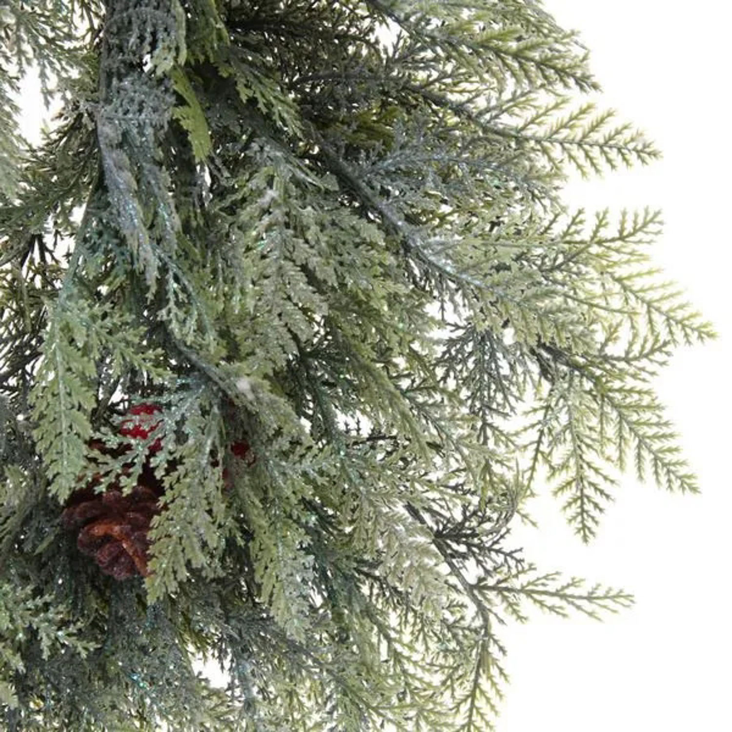 Венок хвойный "Искрящиеся ветви" d-50 см, литой ПВХ, шишки, ягоды